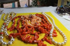 1960’s vintage jewelry lot lucite coral,faux pearls,rhinestone jewelry lot wow