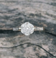 Antique 1920s Art Deco 18K Gold & Platinum Diamond Daisy Ring / Size 4