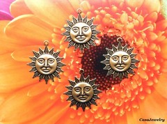 #0237 ANTIQUED GOLD SUNBURST W/TOP HANG RING -4 Pcs