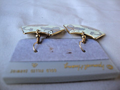 VINTAGE SAMUEL HUANG CLOISONNE BUTTERFLY FLOWER FAN PINK GRAY & CREAM EARRINGS