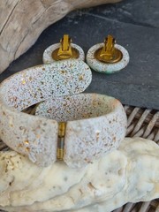 Vtg 50’s Lucite Confetti Seashell Clamper Bracelet & Clip Earrings Beautiful set