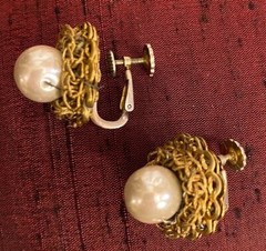 MIRIAM HASKELL Signed Vintage Golden Chains Adj Screwback Baroque Pearl Earrings