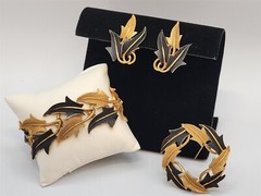 Vintage Mode Art Black & Gold Tone Leaf Bracelet, Brooch, Clip Earrings Set