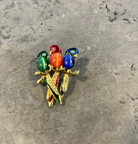 Jelly Belly Vintage 3 Parrots Pin/Brooch Gold Tone