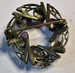 Vintage Gold Tone Natural Amethyst Stone Chip Nugget Circle Wreath Brooch Pin
