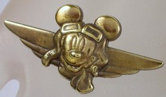 2008 Mickey Mouse Walt Disney Aviator Wings Pilot Badge Bronze Trading Pin