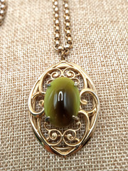 Vtg Whiting and Davis Gold Tone Green Glass Pendant on 21 In Rolo Chain Necklace