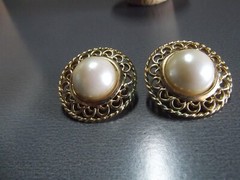 1 Pair Old 1.25″in Metal Gold Tone Circle w/Pearl Color Middle Stud