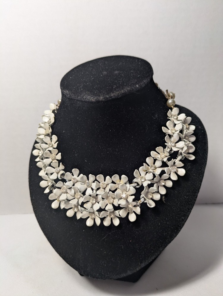Vintage 1950s-1960s White Daisy Choker Necklace With Hook Clasp Costume Jewelry