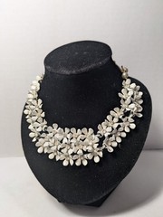 Vintage 1950s-1960s White Daisy Choker Necklace With Hook Clasp Costume Jewelry