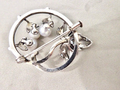 MIKIMOTO SIGNED VINTAGE BRIGHT CLEAN (3) 6 MM CULTURED AKOYA PEARLS STERLING PIN