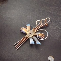 1935-1950 VTG RETRO STYLE CLEAR & AQUA RHINESTONE BOW PIN/BROOCH SILVER TONE
