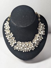 Vintage 1950s-1960s White Daisy Choker Necklace With Hook Clasp Costume Jewelry