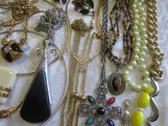 VINTAGE JEWELRY LOT 50 ALL SIGNED AVON NECKLACE BRACELET BROOCH PIERCED EARRINGS