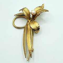 Vintage Brushed Golden Tone Plated Flower w Freshwater Pearl Brooch Pin