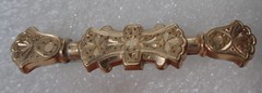 VICTORIAN GOLD SHIELD BAR PIN WITH GREAT DETAIL ON TOP LENGTH 2,5: C CLOSURE