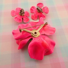 Vintage Neon Pink Green High Relief Resin Flower Pin Brooch Clip Earring Set