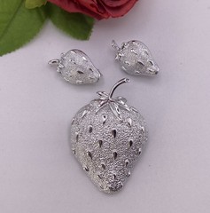 Vintage Sarah Coventry Strawberry Ice Brooch & Clip Earrings NOS 1968