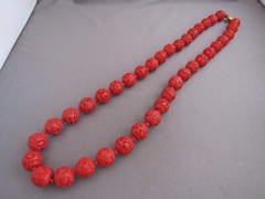 VINTAGE STRUNG LAQUERED CARVED FLOWER RED CINNABAR BEADED COLLAR NECKLACE