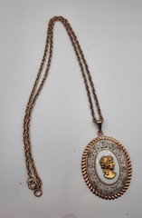 Vintage White Oval Cameo Pendant Gold Tone Chain Necklace 23″
