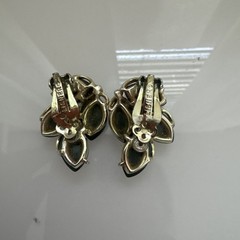 Vintage LISNER ~green ~ Thermoset Lucite ~ Gold Tone Leaf Clip On Earrings(f)