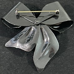 VTG Shiny Black Ribbon/Bow Pin Brooch Lightweight Metal Gold Rhinestone Center