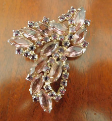 VINTAGE AMETHYST PURPLE RHINESTONE BROOCH / PRONG SET 2 3/4″ high x 2 1/8″ wide