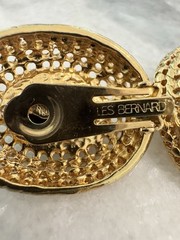 VTG Les Bernard Black Cabochon Gold Mesh Clip On Earrings Signed 80s Runway
