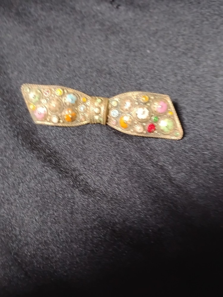 Enamel detailing on beautiful bow. C clasp. Older pin