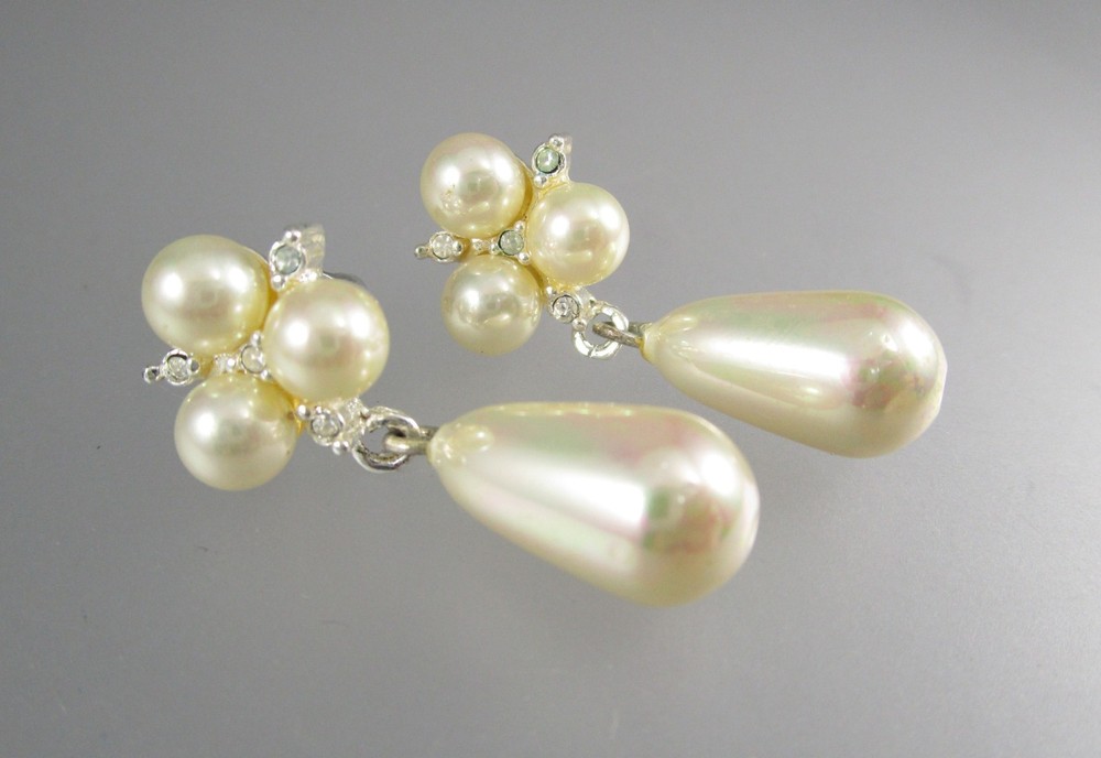Classy Vtg 1 1/4″ Faux Pearl Dangling Cluster Clear Crystal Post Earrings 195G