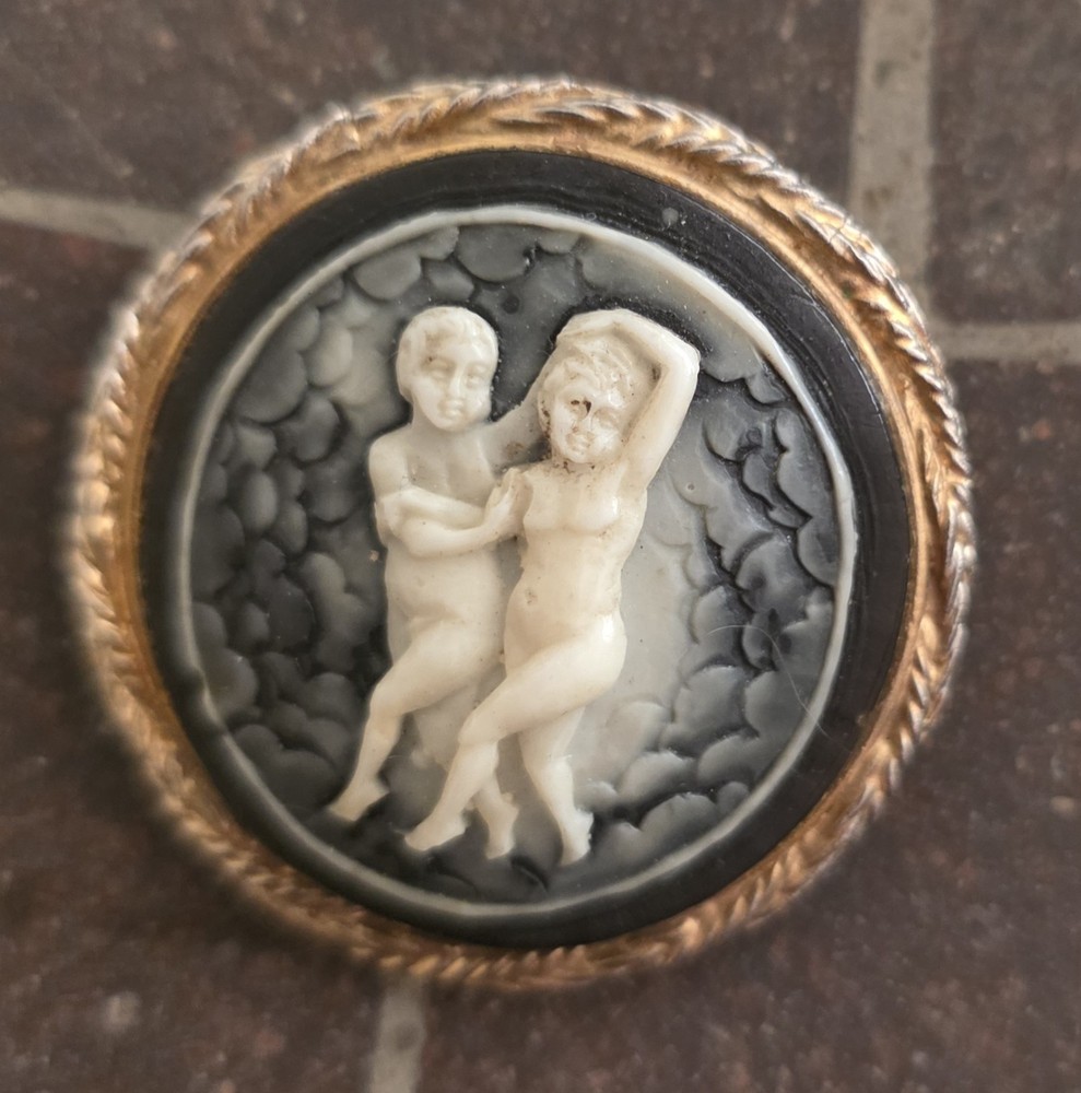 VINTAGE UNIQUE CAMEO BROOCH DEPICTING TWO CHERUBS DANCING. 4.5 cm