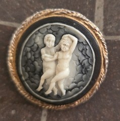 VINTAGE UNIQUE CAMEO BROOCH DEPICTING TWO CHERUBS DANCING. 4.5 cm