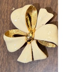 Vintage Cream Enamel Bow Brooch Gold Tone Textured Ribbon Pin Mid Century Style