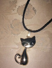 Vintage Big Eyes Gold Tone Cat Necklace & Fabric Braid Cord 18″ Siamese, Alien