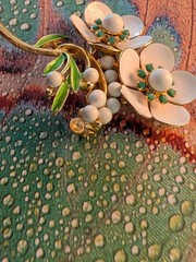 Vintage White and Green Floral Enamel Brooch Gold Plated