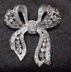 Estate Jewelry R.J. GRAZIANO Silvertone RIBBON BOW Austrian Crystals Brooch Pin