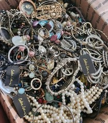 15 Pounds Jewelry Costume Vintage Mix LBS necklaces bracelets pins rings lbs
