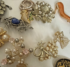 Vintage To Now Lot Of 18 Unsigned (1 signed) Gorgeous Brooch & Pin
