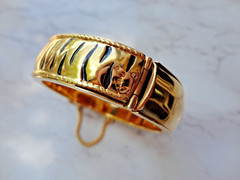 RARE VTG ’80S SIGNED JACKIE COLLINS GOLDTONE ANIMAL PRINT HINGED CUFF BRACELET