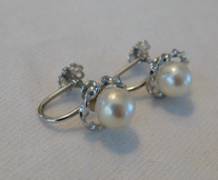 White Pearl 18K White Gold Earrings Vintage Screw Backs 750
