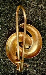 Mid century single antique 14K gold abstract swirl and natural pearl earring