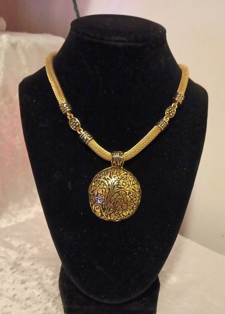 15″ Vintage Goldtone Cable Necklace 2″ Engraved Floral Design Round Pendant