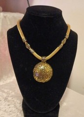 15″ Vintage Goldtone Cable Necklace 2″ Engraved Floral Design Round Pendant
