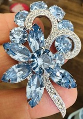VINTAGE SIGNED EISENBERG BRILLIANT LIGHT BLUE RHINESTONE BROOCH PIN