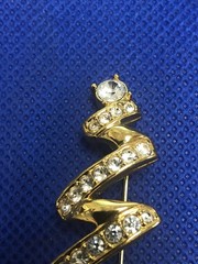 VINTAGE MONET SIGNED GOLD TONE CLEAR RHINESTONES CHRISTMAS TREE BROOCH PIN