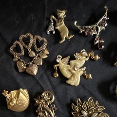 Vintage 23pc Mixed Lot Brooches & Pins Rhinestone Faux Pearl Enamel color stones