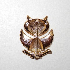 AJC Vintage MCM Mid Century Owl Brooch Gold Tone Wings Out Big Eyes Signed