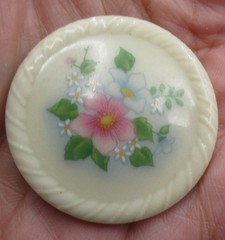 VTG 1980s AVON porcelain ? pink blue green leaf yellow white daisy Brooch pin