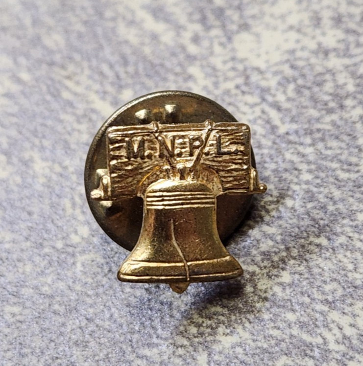 VTG 1976 MNPL Liberty Bell Club I.J.W.U. Local #4 Liberty Bell Gold Tone Pin