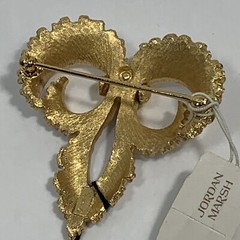 Vintage NOS Crown Trifari White Enamel Open Bow Pin Gold Tone Texture Tags 2″
